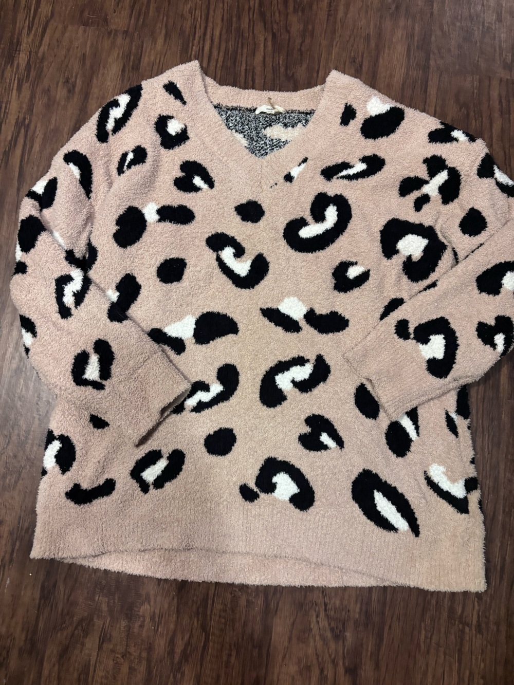 entro Blush Tan Leopard Print V-Neck Sweater